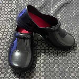 ANYWEAR Medical Shiny Clogs Black Slip On Water Resistant Womens Size 11 Mens 9
